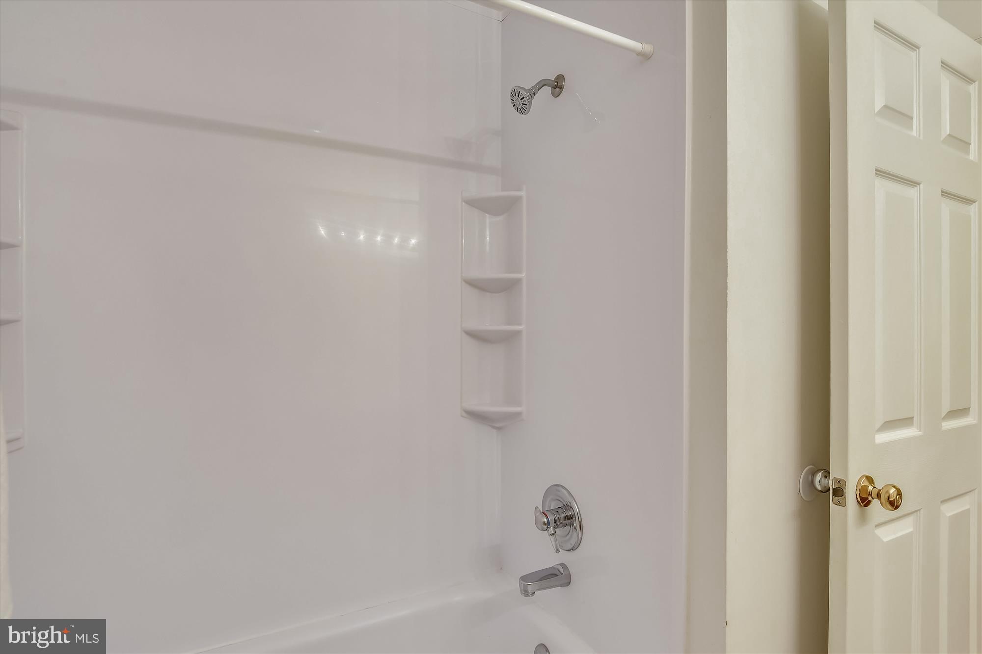 2828 Roesh Way Vienna, VA 22181 - Photo 21 of 36 Tub/Shower in Hallway Bath
