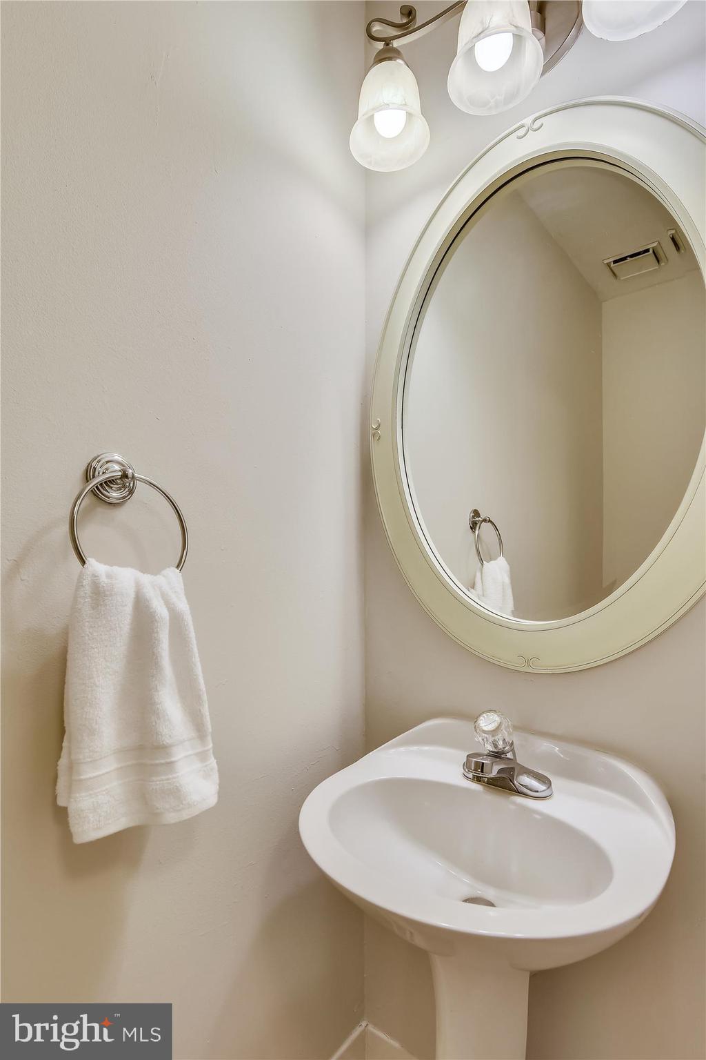 2828 Roesh Way Vienna, VA 22181 - Photo 28 of 36 1st Level Powder Room