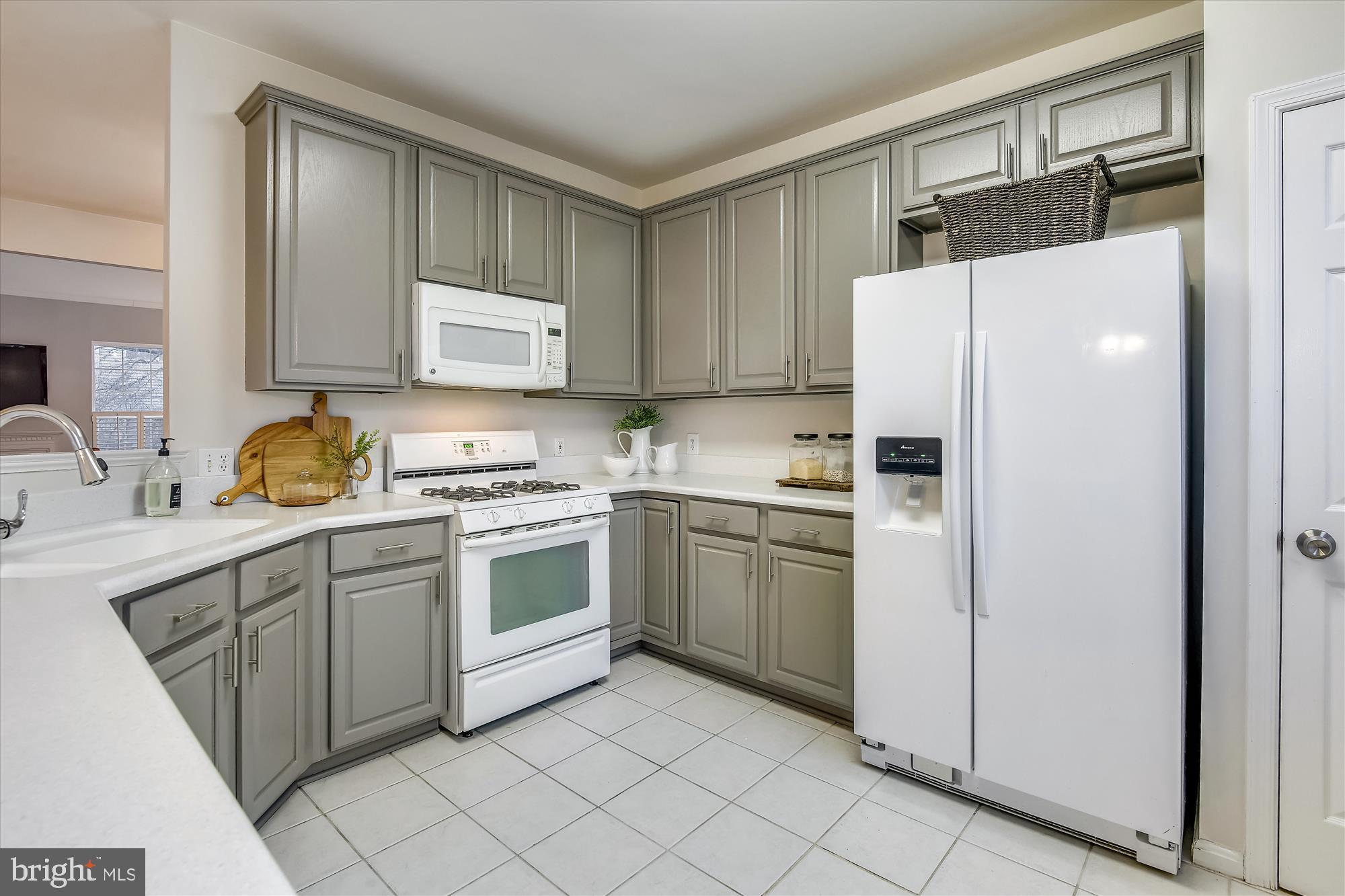 2828 Roesh Way Vienna, VA 22181 - Photo 8 of 36 Kitchen with Pantry, Gas Cooking