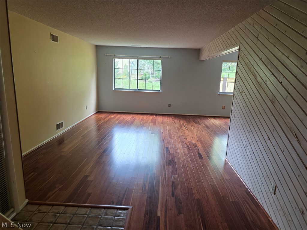 879 Hampton Ridge Drive Akron, OH 44313 - Photo 3 of 32