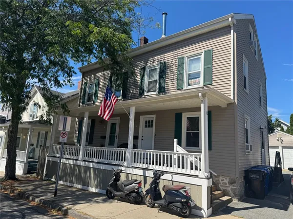 $3,500 | 10 Hammond Street, Unit B, Newport, RI 02840