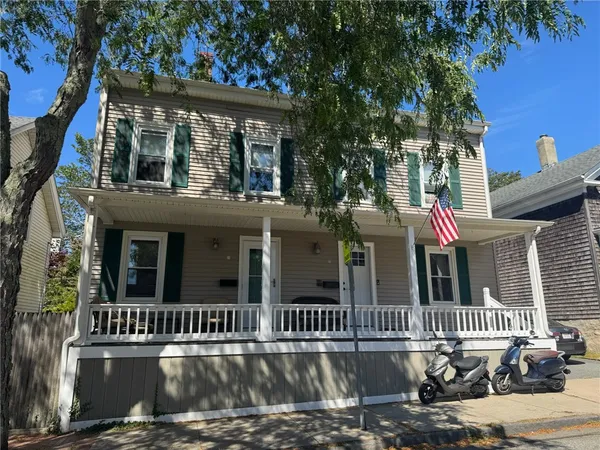 $3,500 | 10 Hammond Street, Unit B, Newport, RI 02840