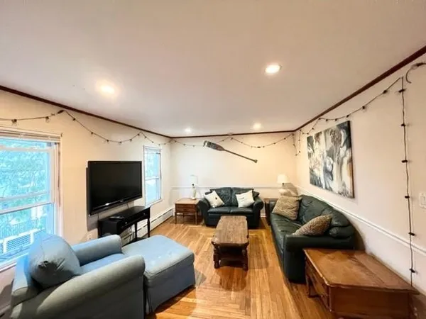 $3,500 | 10 Hammond Street, Unit B, Newport, RI 02840