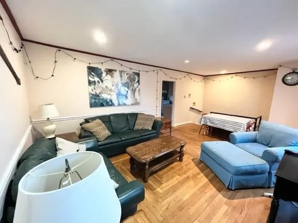 $3,500 | 10 Hammond Street, Unit B, Newport, RI 02840