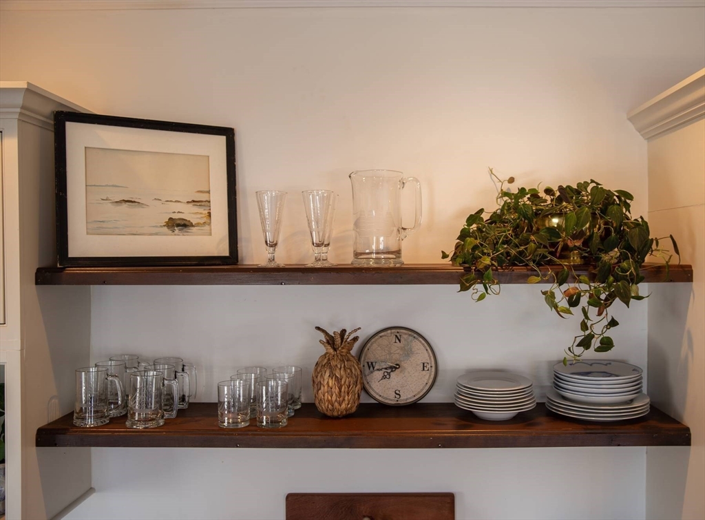 8 Angle Street, Unit C Gloucester, MA 01930 - Photo 3 of 15 a table with a vase and a vase on it