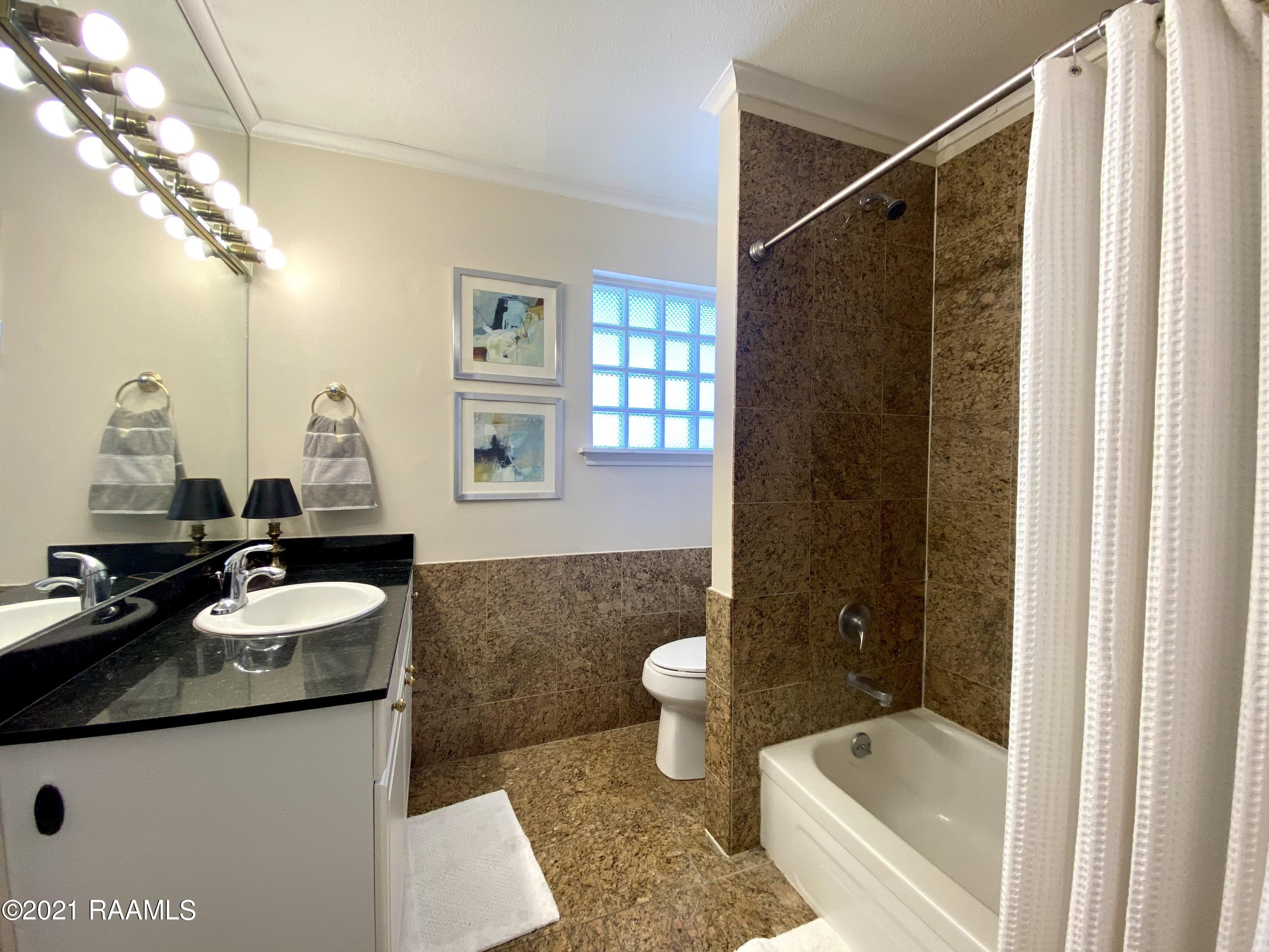 213 Bendel Road, Unit 208 Lafayette, LA 70503 - Photo 14 of 28 7-Bathroom (1)