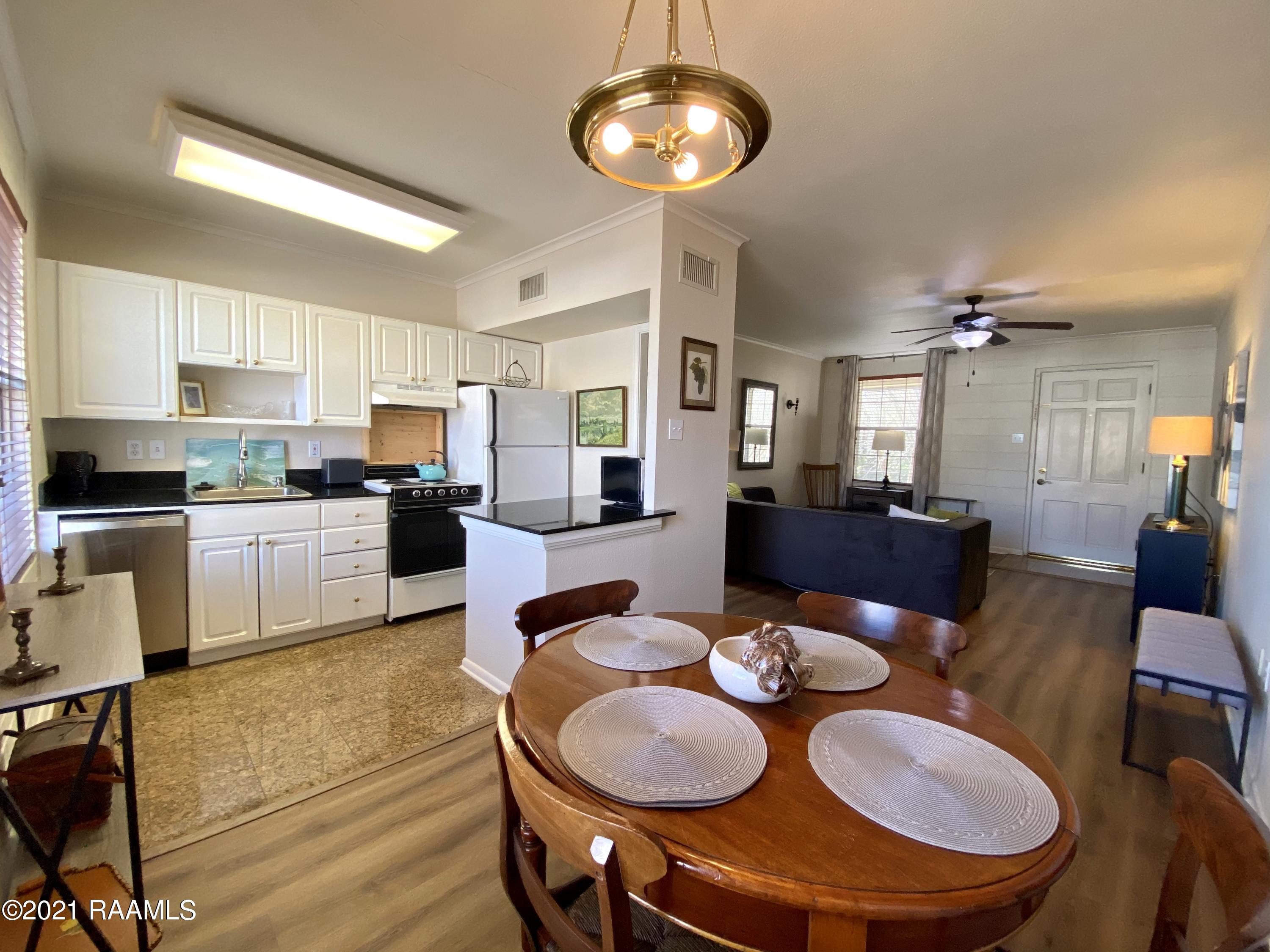 213 Bendel Road, Unit 208 Lafayette, LA 70503 - Photo 7 of 28 4-Dining (3)