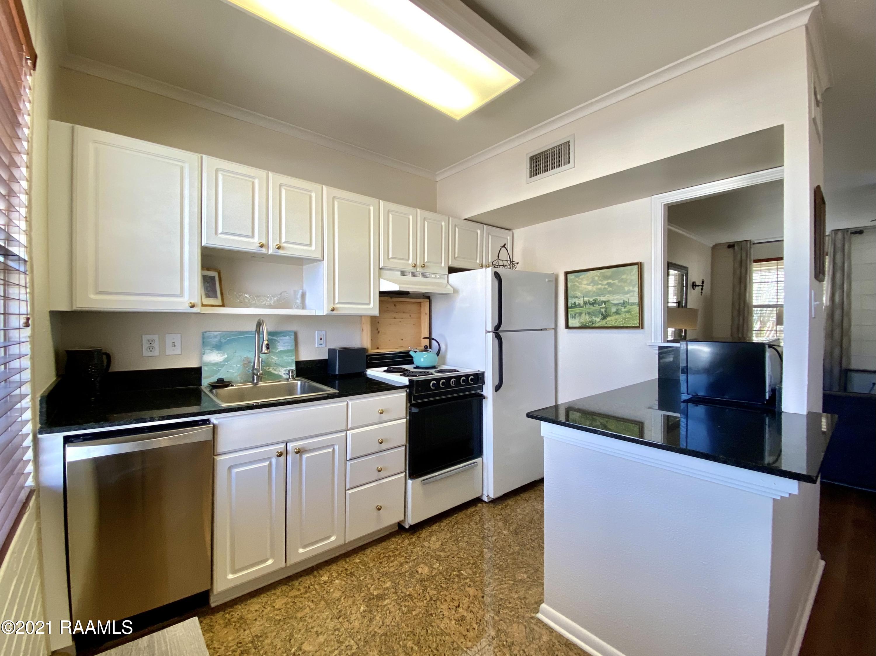 213 Bendel Road, Unit 208 Lafayette, LA 70503 - Photo 8 of 28 5-Kitchen (1)