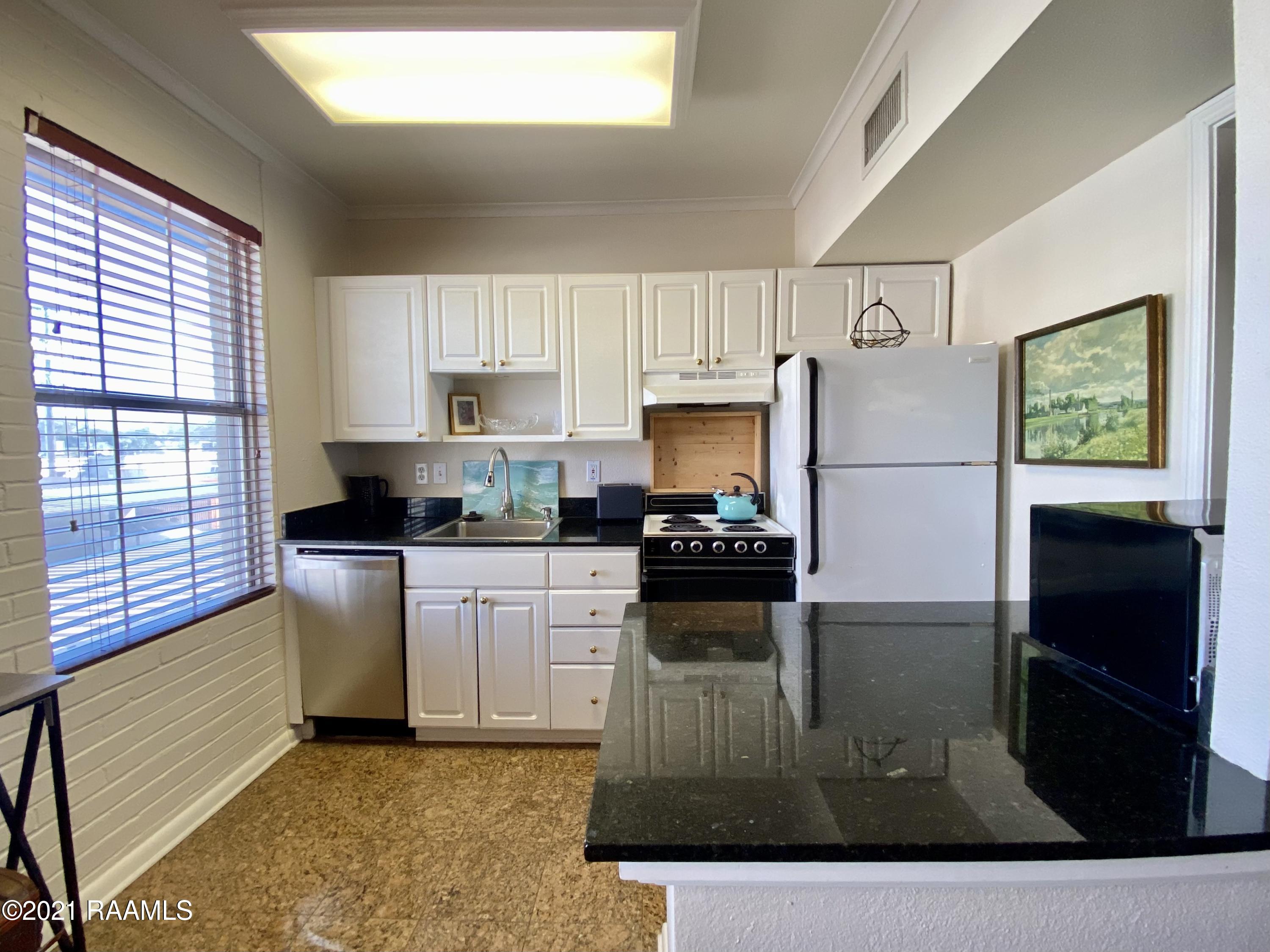 213 Bendel Road, Unit 208 Lafayette, LA 70503 - Photo 9 of 28 5-Kitchen (3)