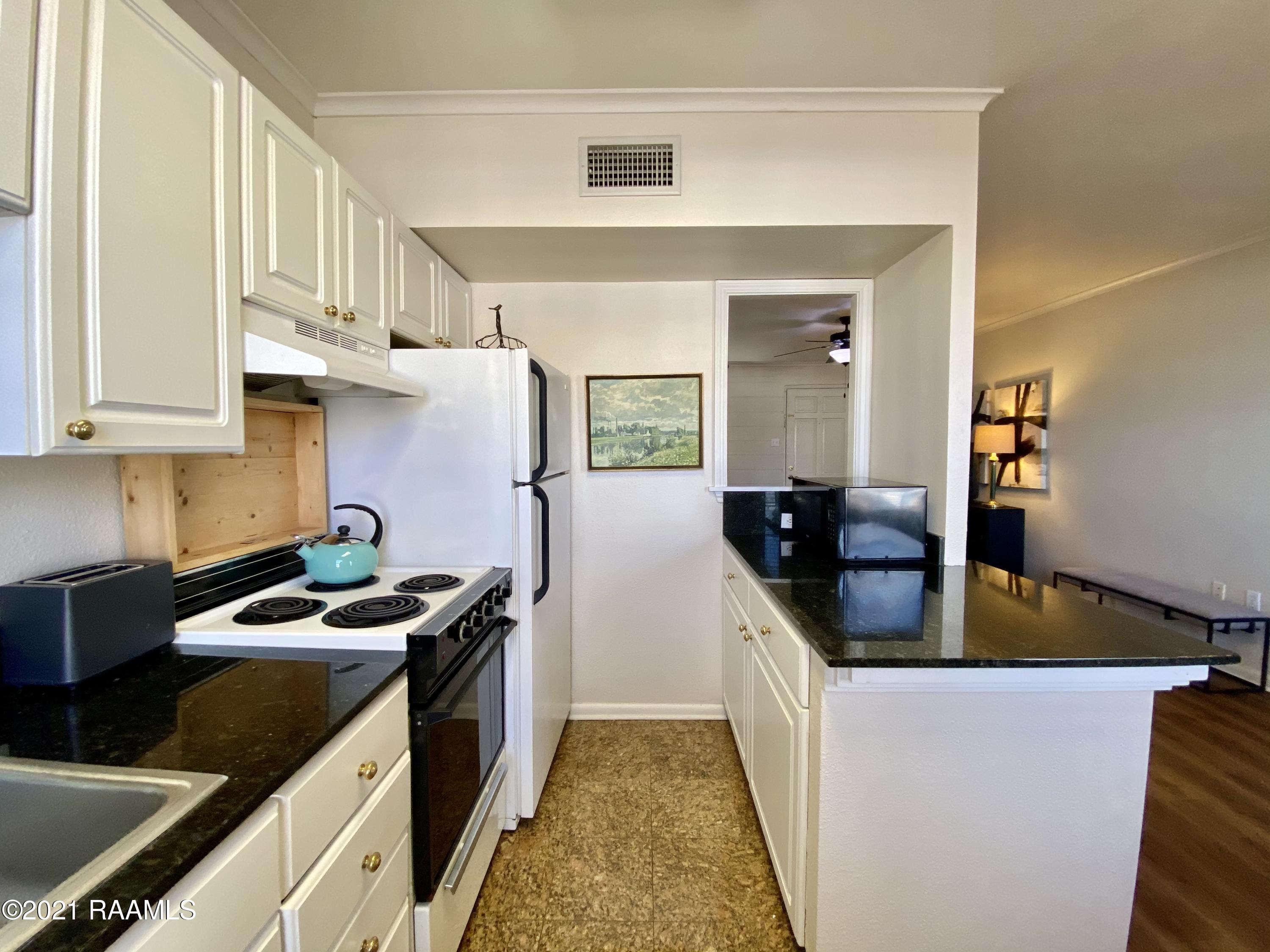 213 Bendel Road, Unit 208 Lafayette, LA 70503 - Photo 10 of 28 5-Kitchen (4)