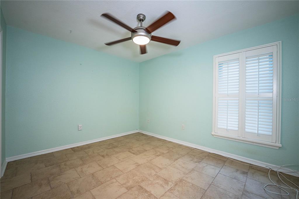 2724 Sundance Place Mulberry, FL 33860 - Photo 29 of 40 an empty room with ceiling fan and window