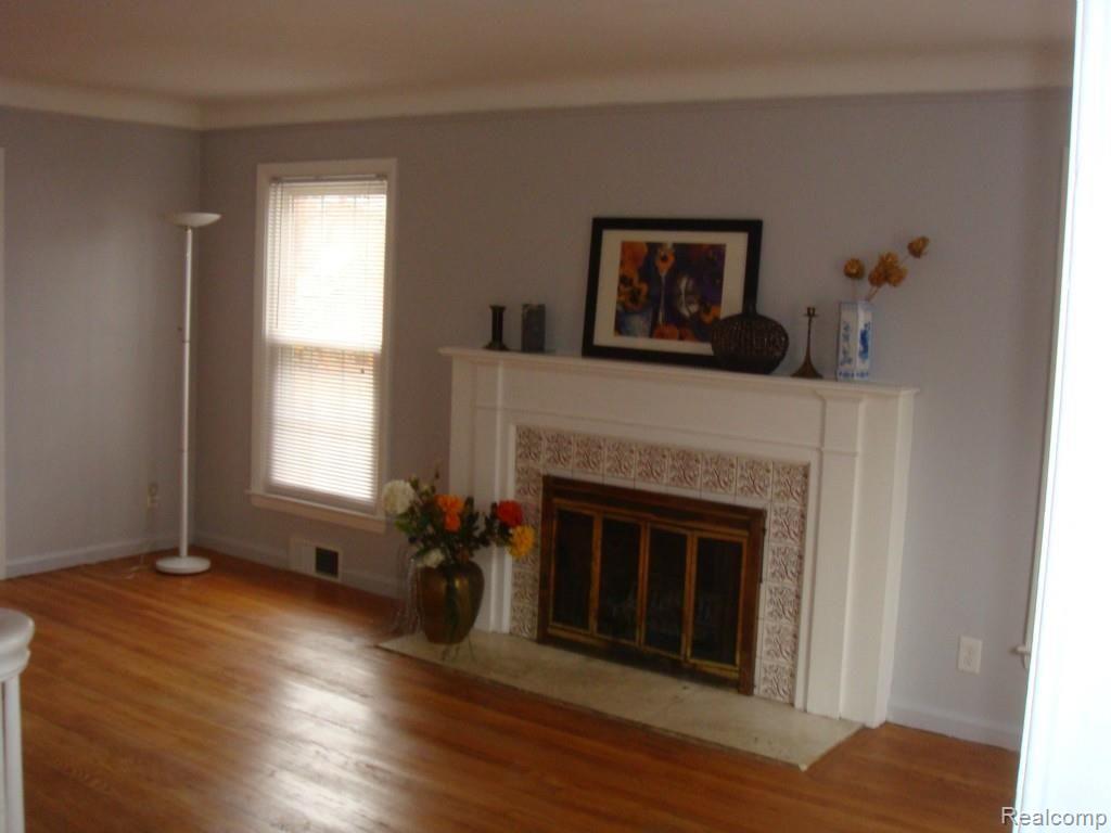 20490 Picadilly Road Detroit, MI 48221 - Photo 3 of 12 Livingroom
