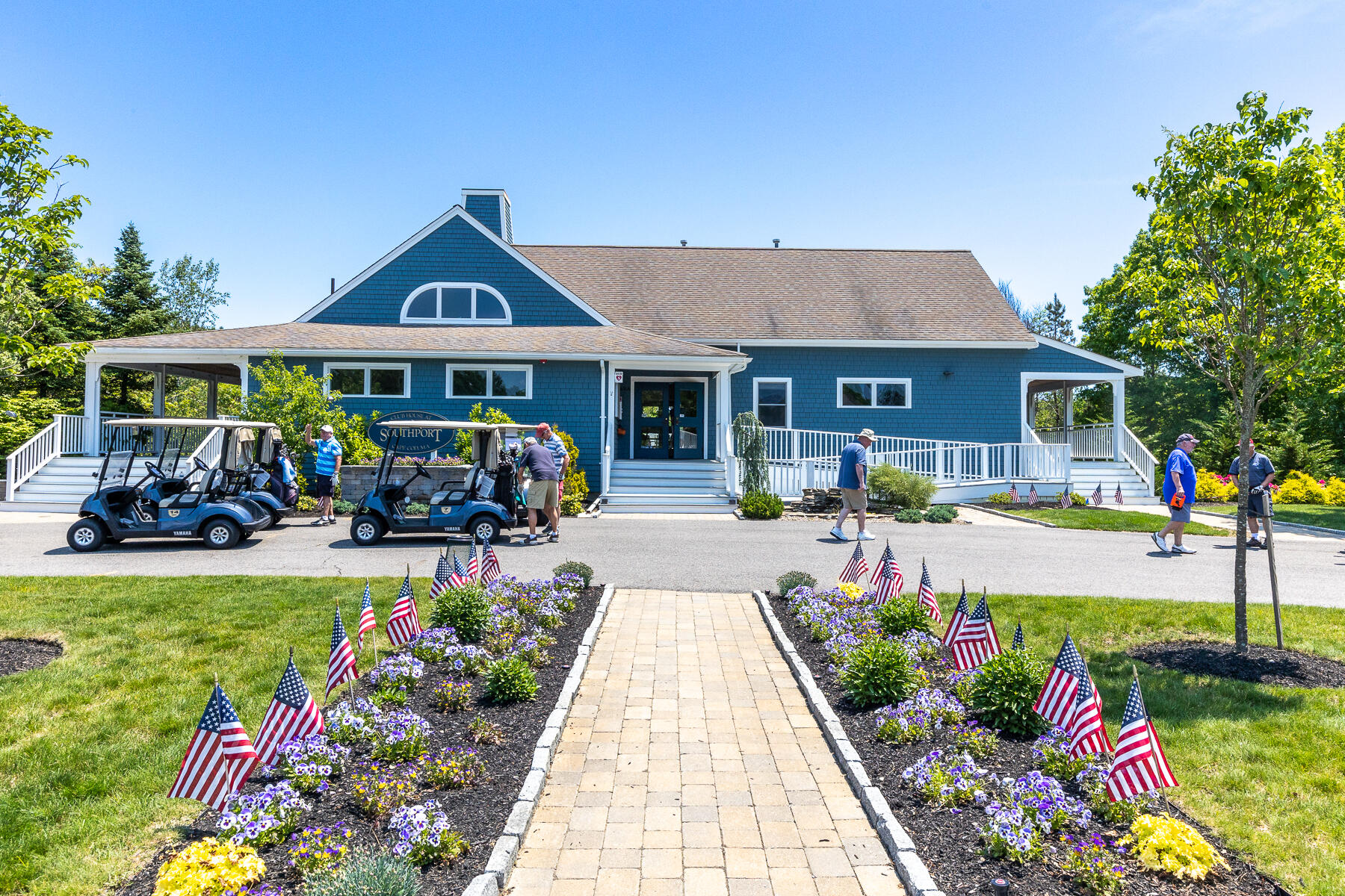 23 Longwood Road Mashpee, MA 02649 - Photo 63 of 66 a front view of a house with garden