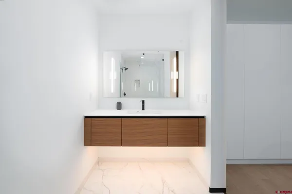 a en suite bathroom with a sink and a mirror