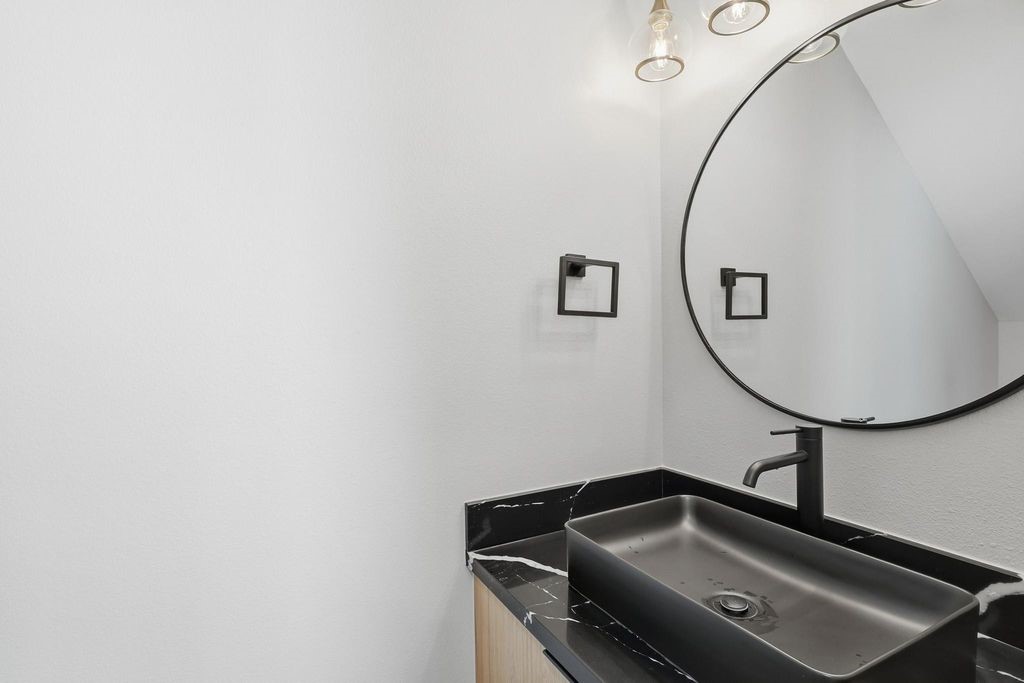 4723 Mallow Street, Unit B Houston, TX 77033 - Photo 14 of 27