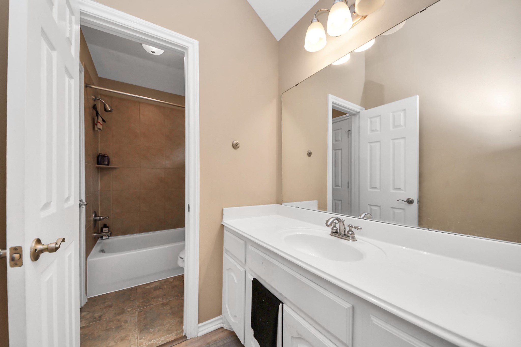 706 River Delta Lane Rosenberg, TX 77469 - Photo 40 of 50 a bathroom with a sink a tub and a mirror