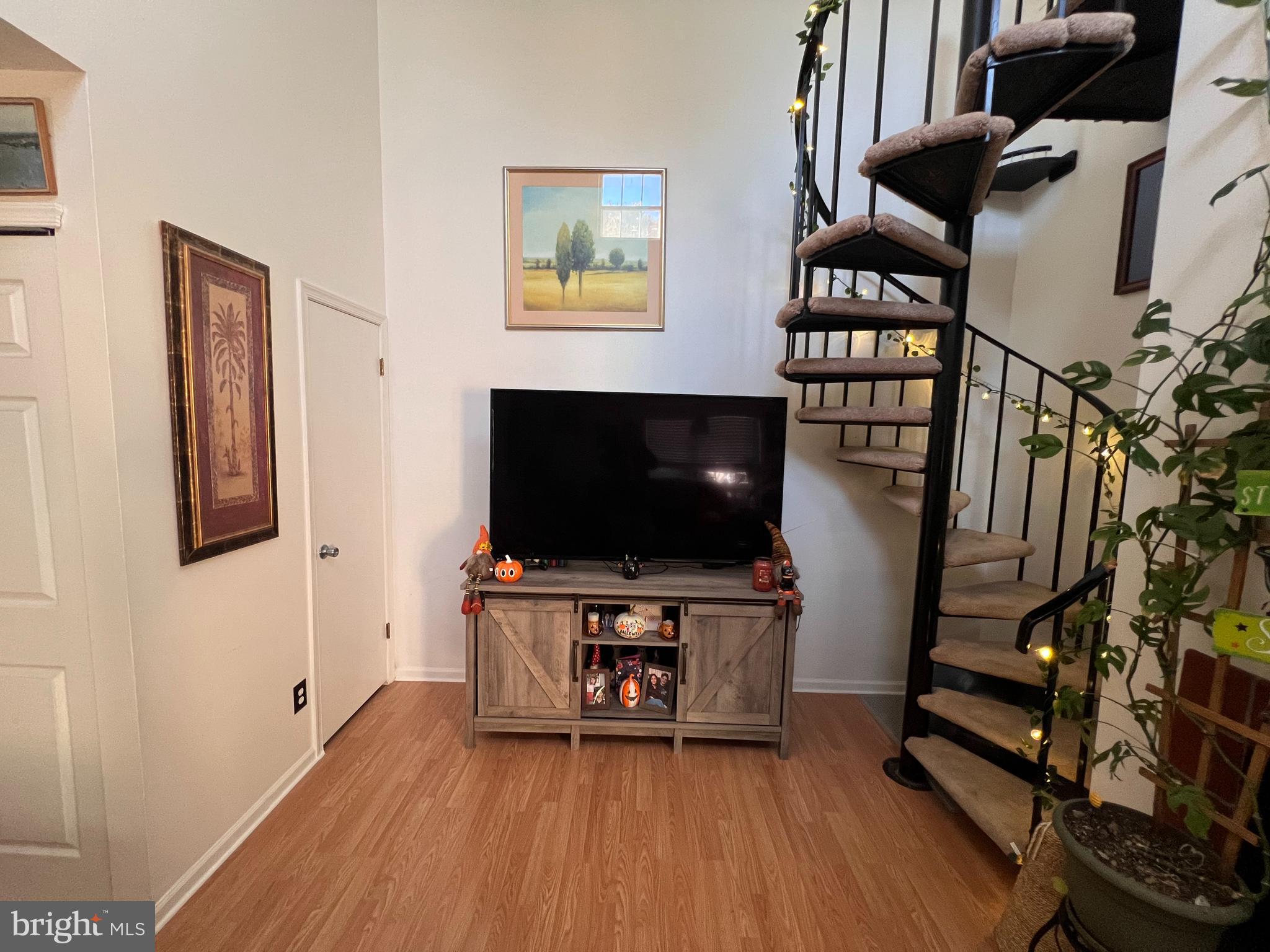 87 Whetstone Road Horsham, PA 19044 - Photo 6 of 20 a living room with furniture and a flat screen tv
