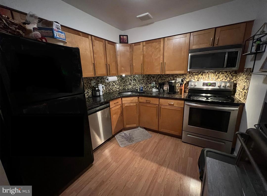 87 Whetstone Road Horsham, PA 19044 - Photo 10 of 20 a kitchen with stainless steel appliances granite countertop a refrigerator and a stove top oven