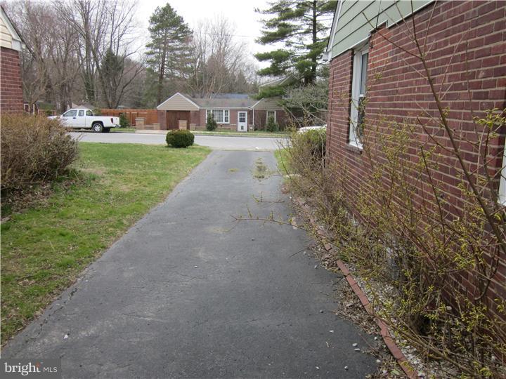 45 Yale Square Springfield, PA 19070 - Photo 8 of 19 Driveway