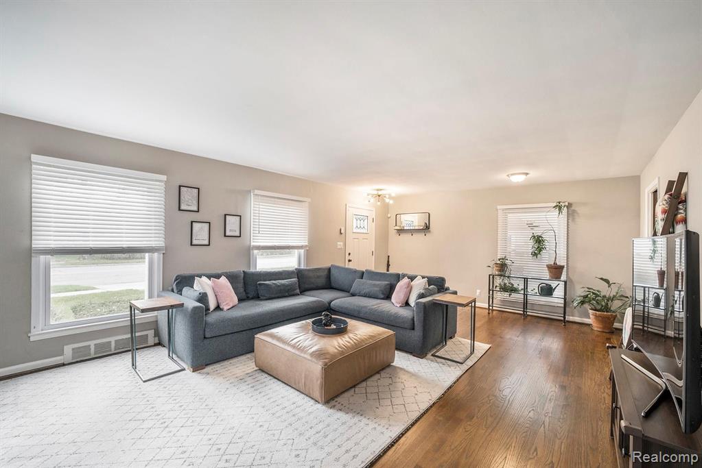 2415 Crooks Road Royal Oak, MI 48073 - Photo 3 of 28