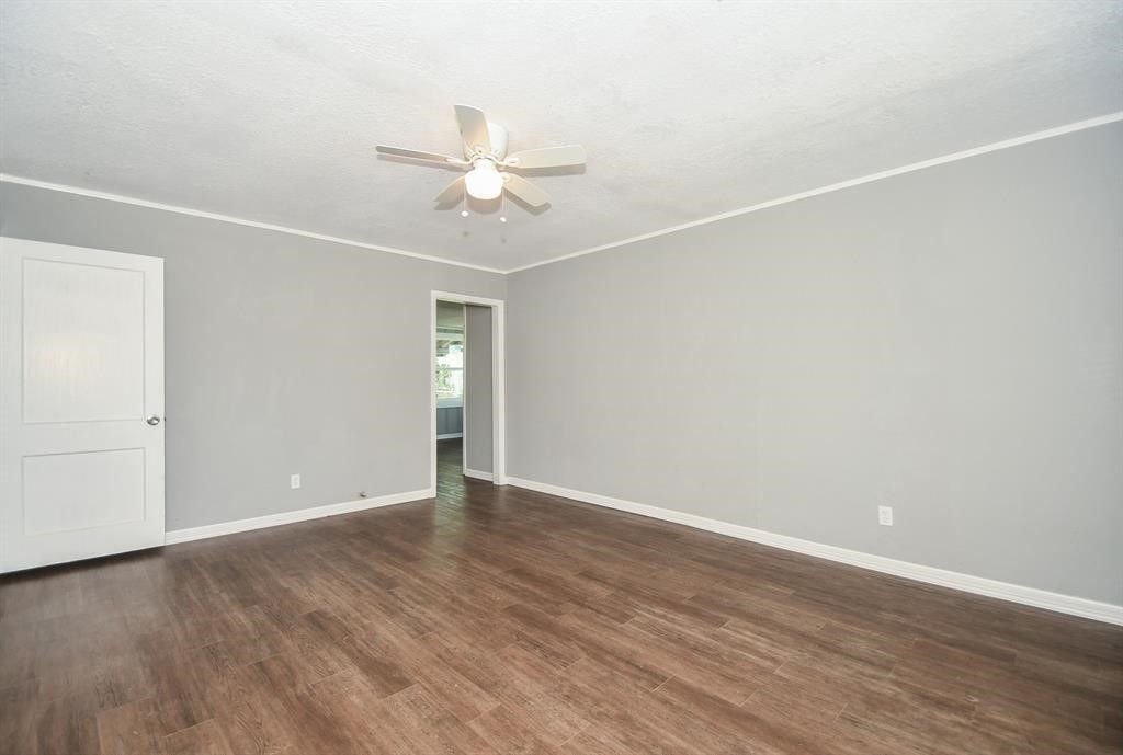 7334 Mountbatten Road Houston, TX 77033 - Photo 7 of 28 Gallery Image 7