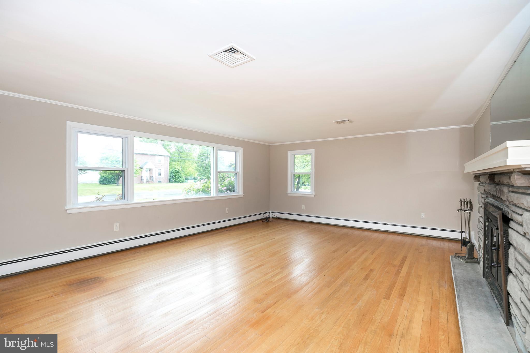 100 Wells Road Spring City, PA 19475 - Photo 11 of 33 Living Room