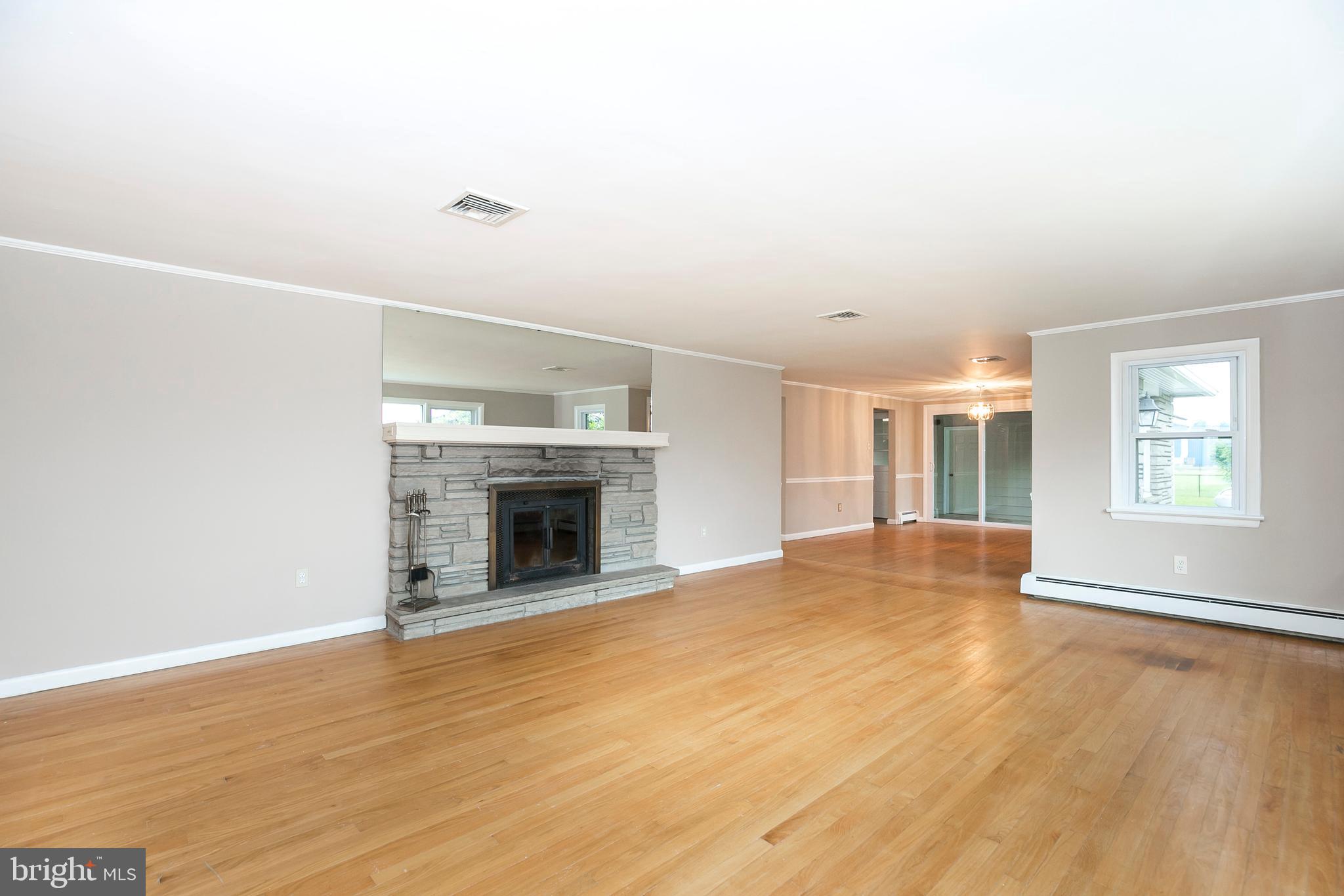 100 Wells Road Spring City, PA 19475 - Photo 13 of 33 Living Room