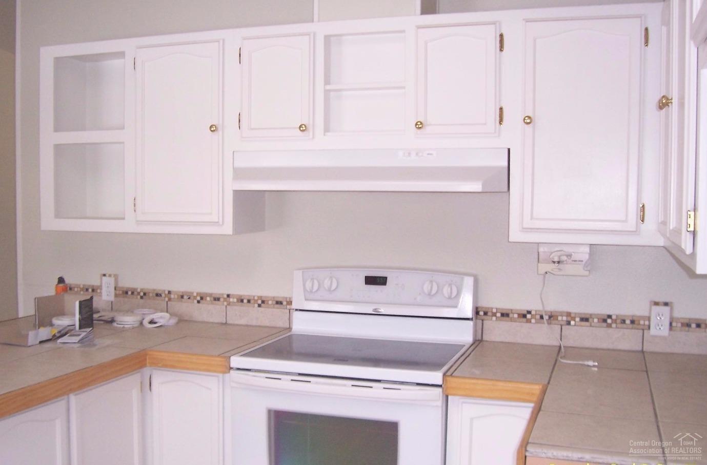 504 East Ridgeview Drive Culver, OR 97734 - Photo 2 of 7 Tile counter top and backsplash