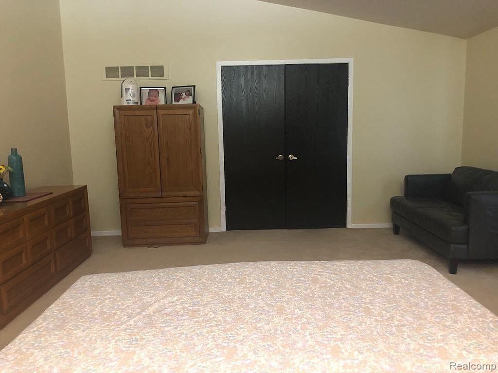 28840 Nottoway Farmington, MI 48331 - Photo 16 of 24