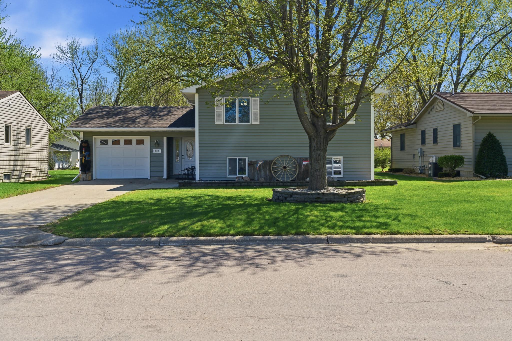 802 1st Street Southwest Madelia, MN 56062 - Photo 2 of 29
