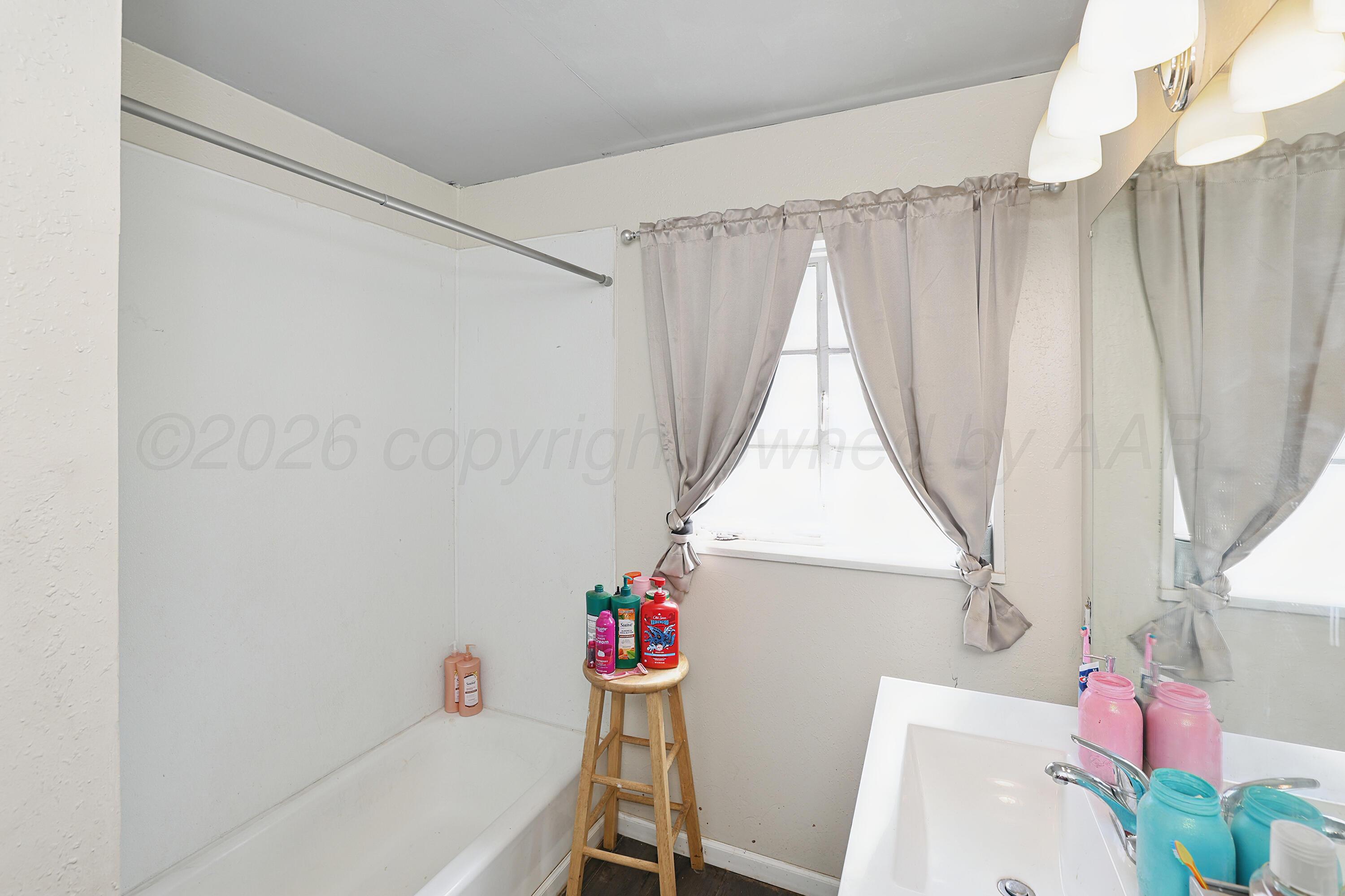 4119 Crockett Street Amarillo, TX 79110 - Photo 21 of 26 21-Bathroom