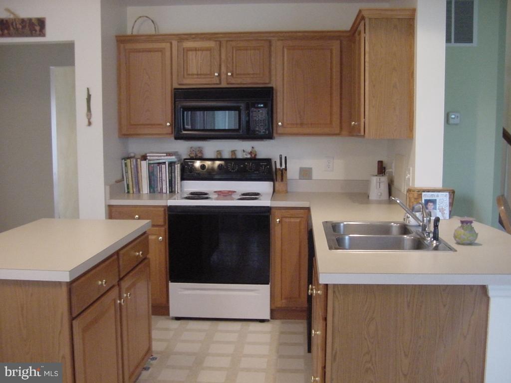 348 Coventry Lane Lititz, PA 17543 - Photo 3 of 10
