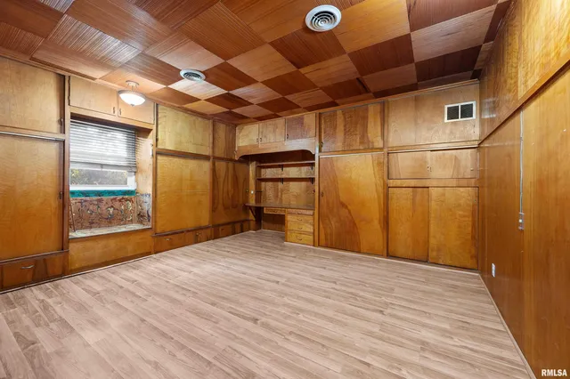 $275,000 | 660 18th Avenue, East Moline, IL 61244