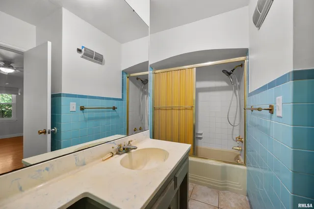 $275,000 | 660 18th Avenue, East Moline, IL 61244