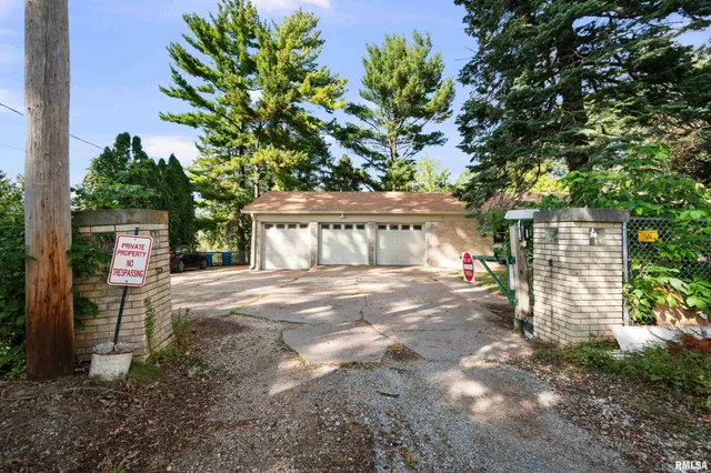 $275,000 | 660 18th Avenue, East Moline, IL 61244