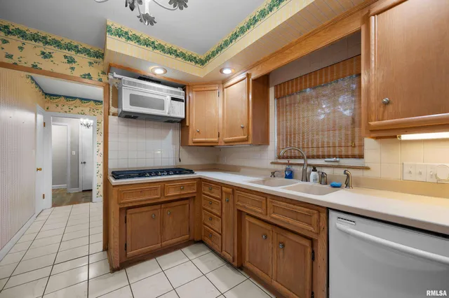 $275,000 | 660 18th Avenue, East Moline, IL 61244