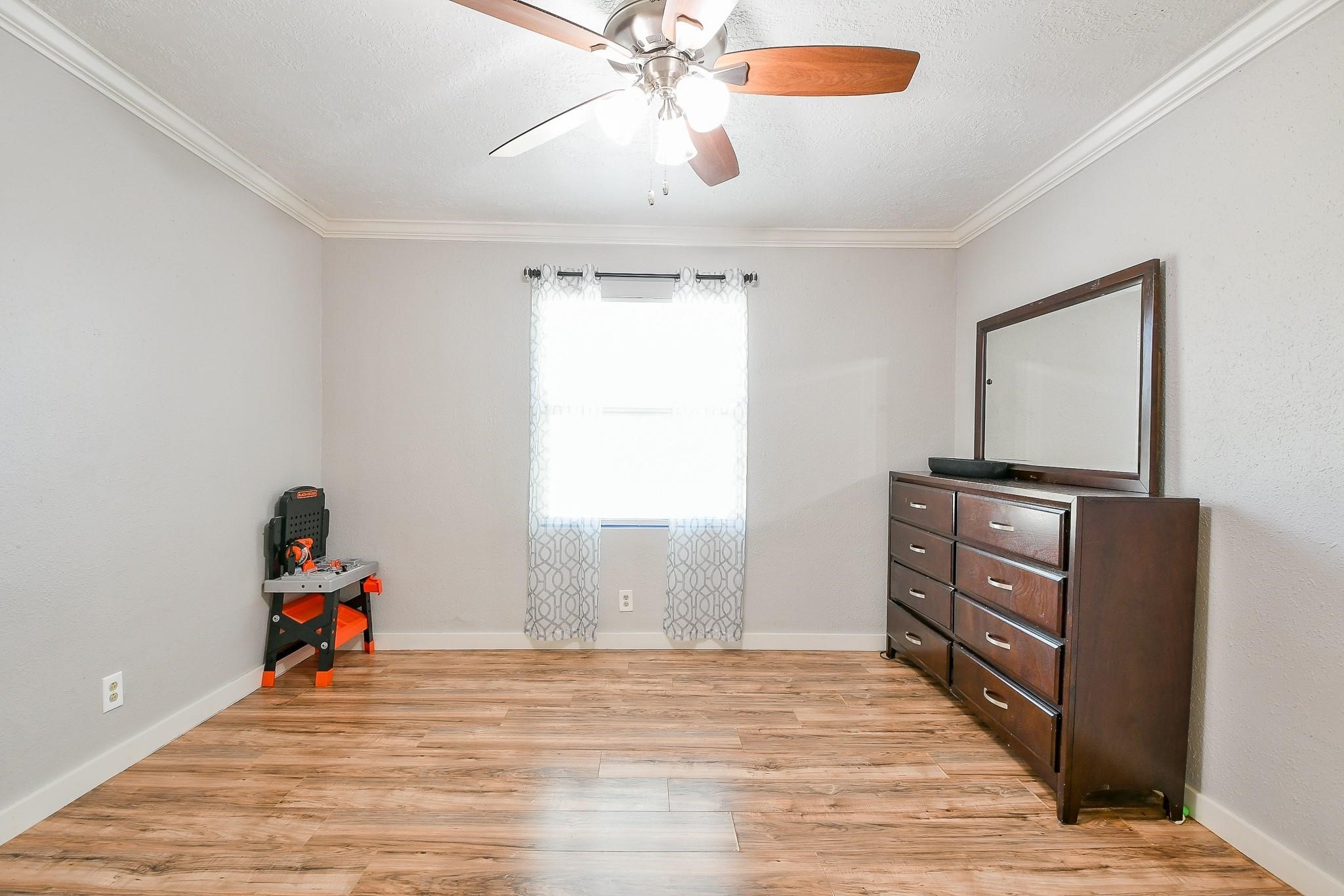 910 11th Street South Houston, TX 77587 - Photo 20 of 32 a room with furniture and a ceiling fan