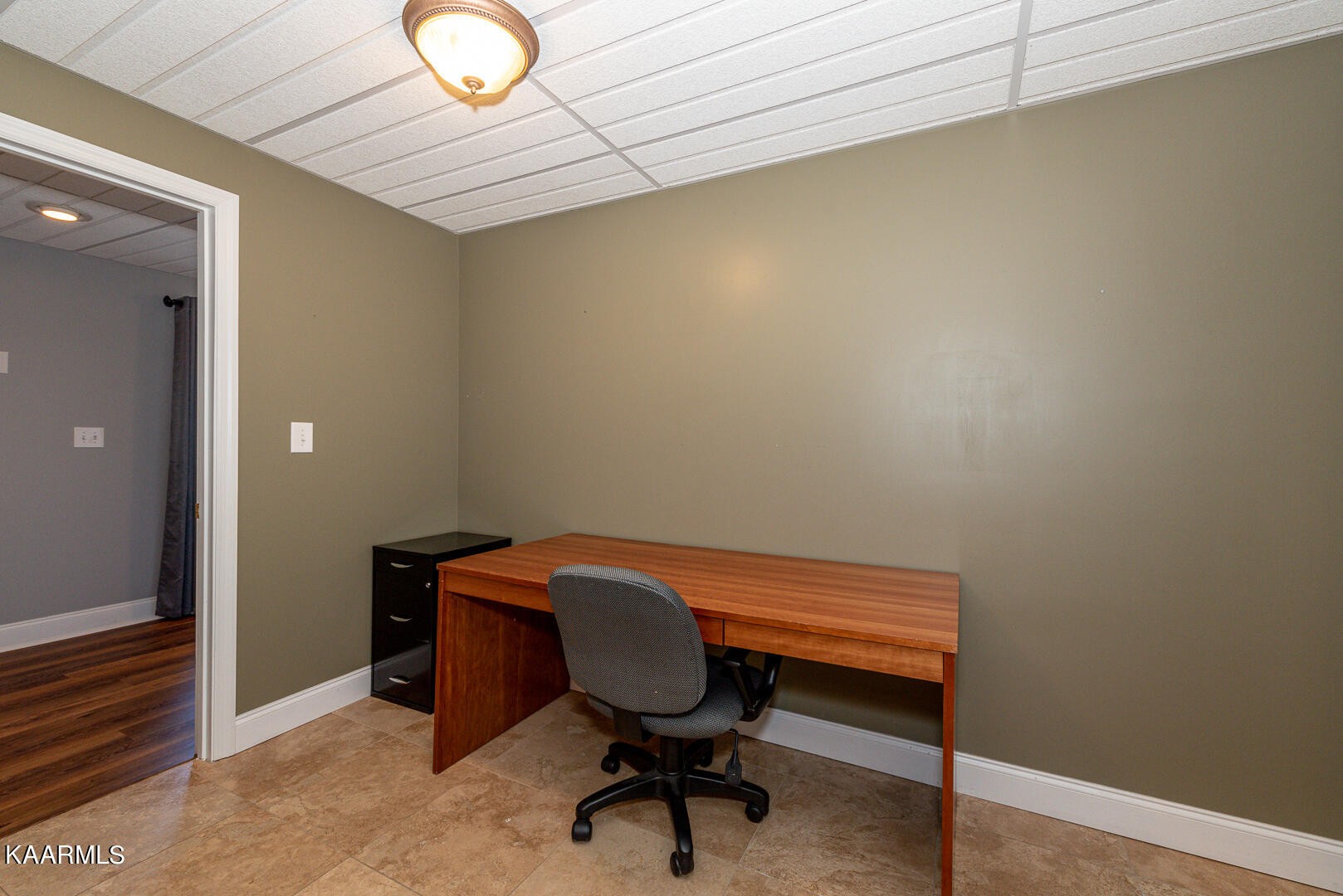 1010 Burton Road Greenback, TN 37742 - Photo 37 of 49 a room that has a chair and a plant in it