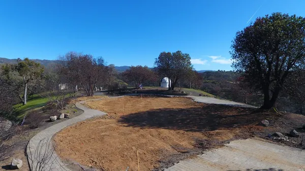 a view of a backyard