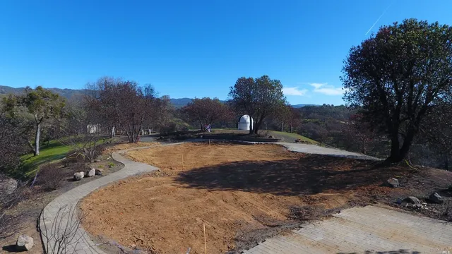 a view of a backyard