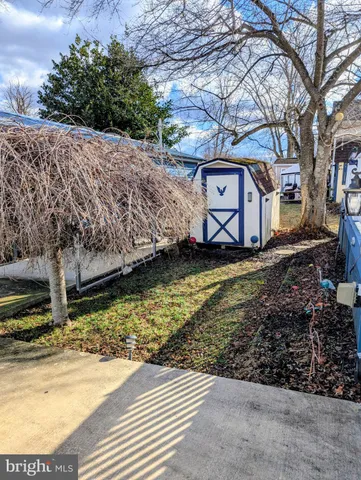 a view of a yard in front of the house