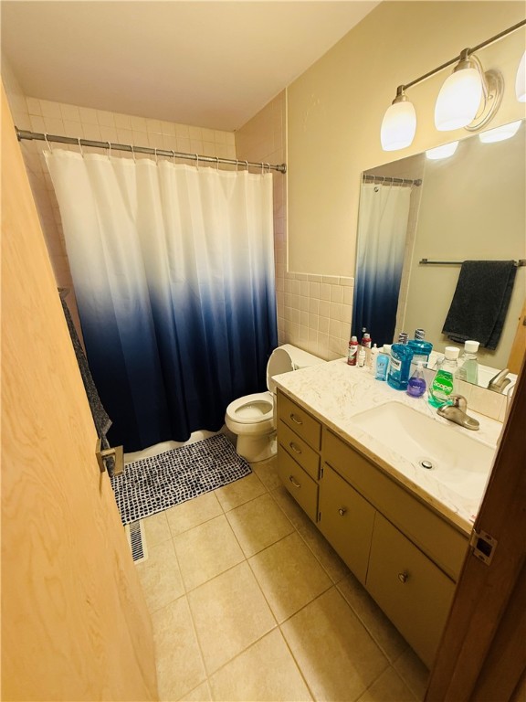 20 8th Drive Decatur, IL 62521 - Photo 7 of 40 Main bathroom