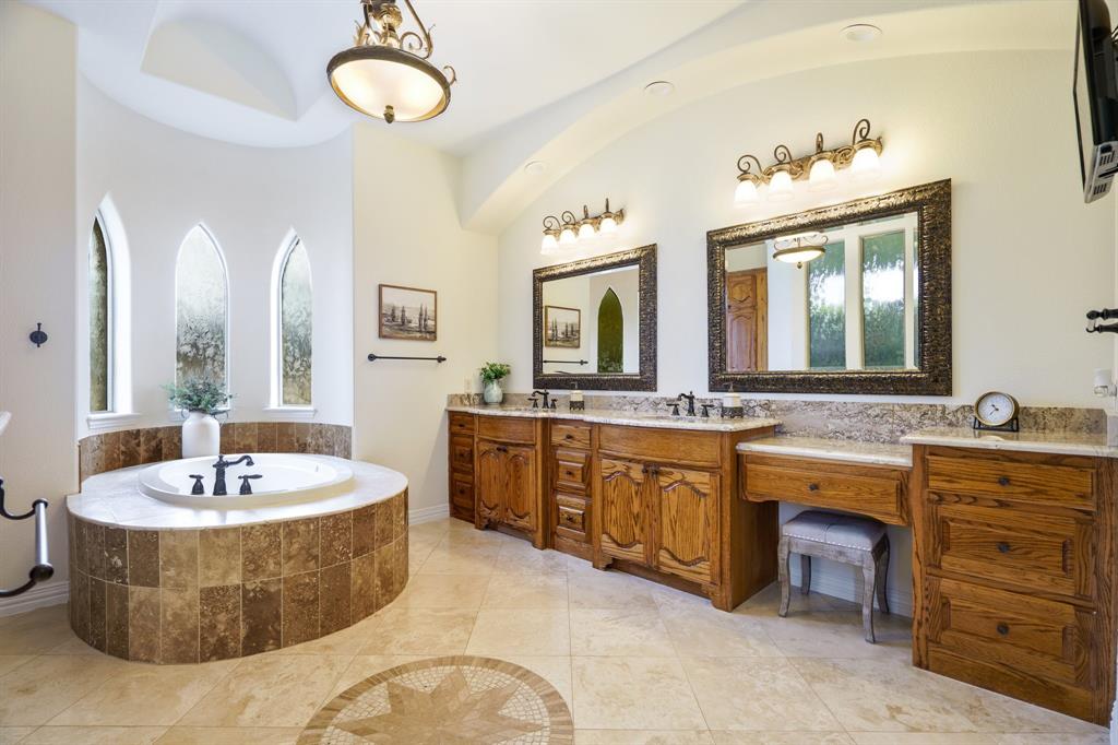 507 Chambers Point Drive Kerens, TX 75144 - Photo 21 of 39 a spacious bathroom with a tub sink and mirror