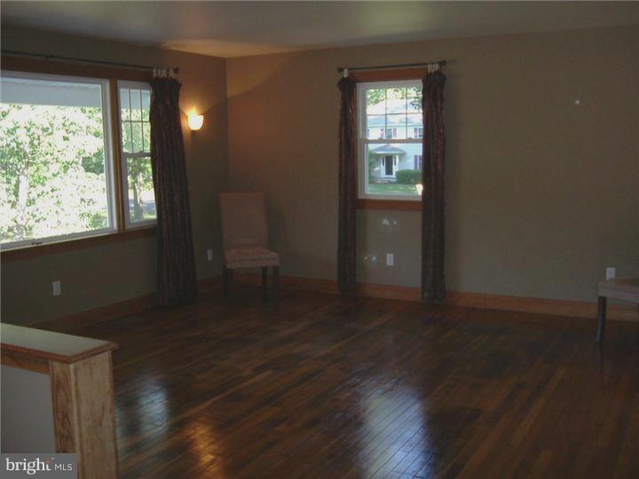 25 Burrs Mill Road Southampton, NJ 08088 - Photo 4 of 21 Living Room