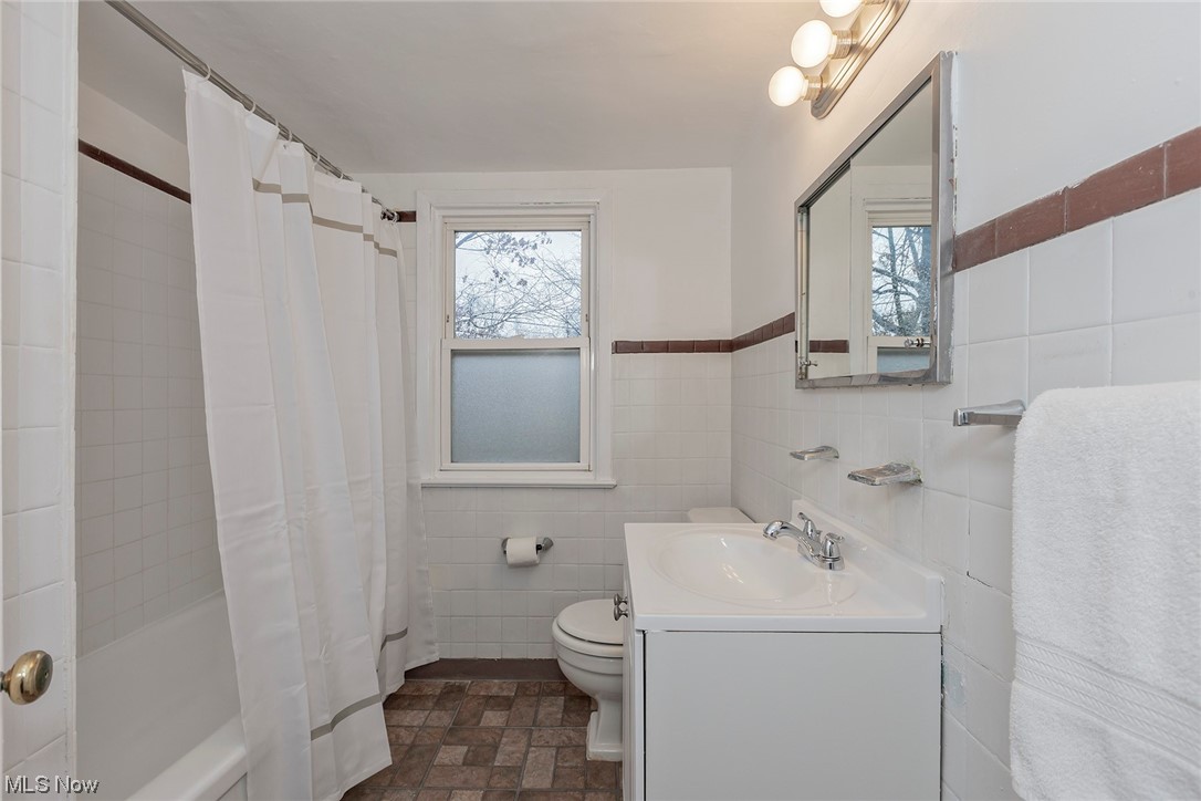 4402 Bayard Road South Euclid, OH 44121 - Photo 23 of 27 2nd floor updated full
bathroom with new vanity