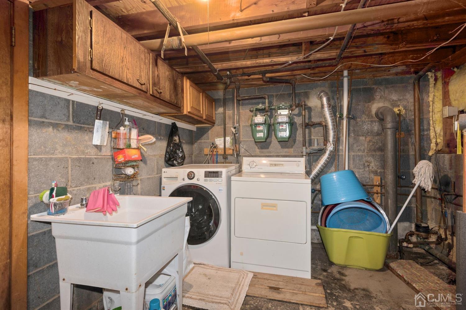 24 Partch Place Edison, NJ 08817 - Photo 17 of 22 a utility room with dryer and washer