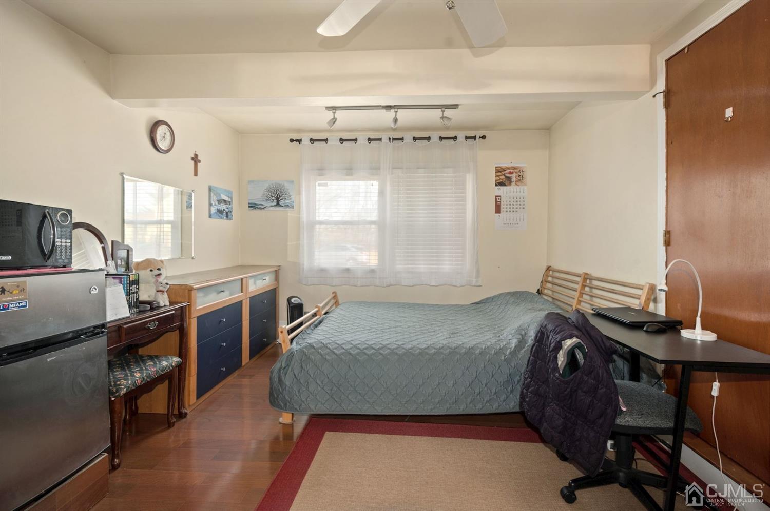 24 Partch Place Edison, NJ 08817 - Photo 10 of 22 a bedroom with a bed and a desk