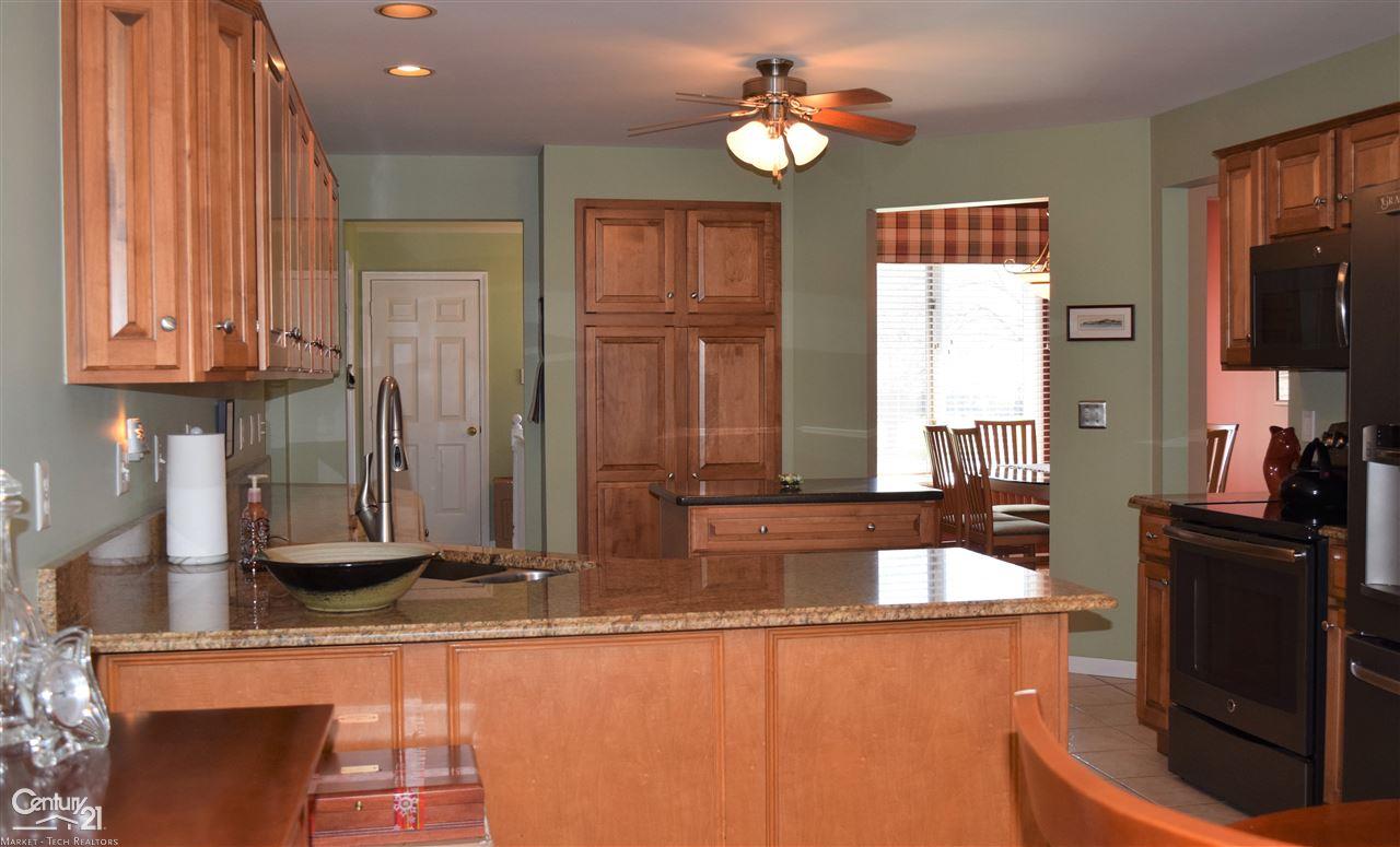 49253 Monte Road New Baltimore, MI 48047 - Photo 29 of 73 50010442-28.JPG