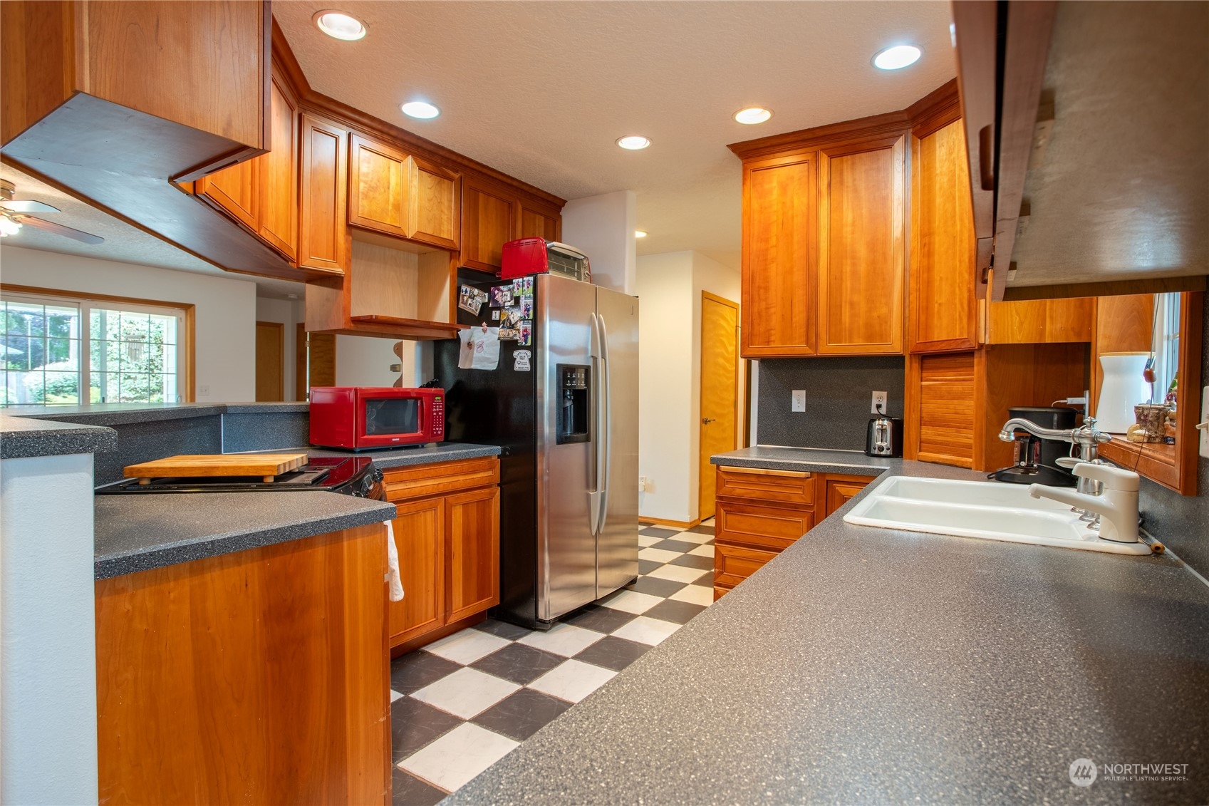 1847 Southwest Snively Avenue Chehalis, WA 98532 - Photo 6 of 32 a kitchen that has a sink and a stove