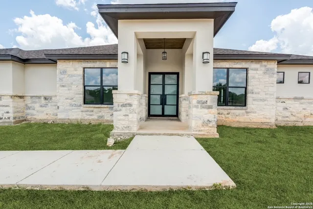$795,000 | 108 Abrego Trail Drive, Floresville, TX 78114